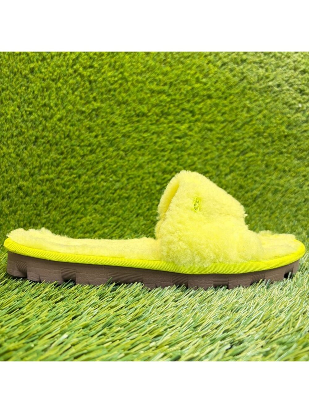 UGG Cozette Womens Size 9 Yellow Beach Casual Outdoor Sheepskin Slide Slippers
